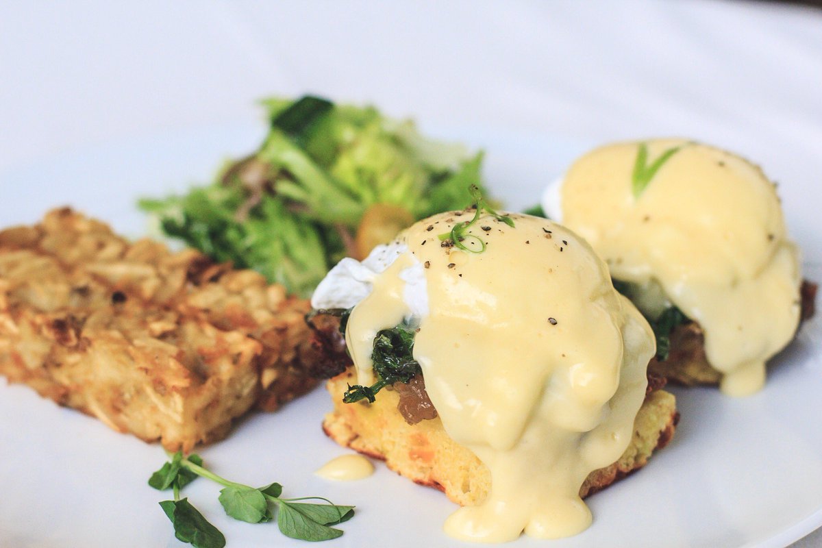 Breakfast for Lunch Feature 🍳 Pork belly Benedict on cheddar &amp; green onion corn bread, sautéed collared greens, white cheddar, caramelized onions, hollandaise sauce and served with hash browns and salad.  #DivaAtTheMet