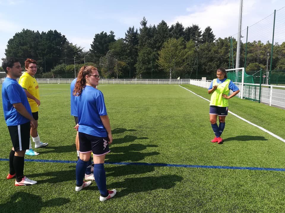 Voltigeurs1907's tweet photo. [ Section feminine ] 

⚽️ Aujourd’hui 3 de nos joueuses participaient au module U9 dans l’optique d’encadrer les jeunes filles de l’école de football FÉMININ 🙌

#TeamGFChateaubriantDerval #OnLike #OnPartage #FootballFeminin https://t.co/m9igwrmfWg