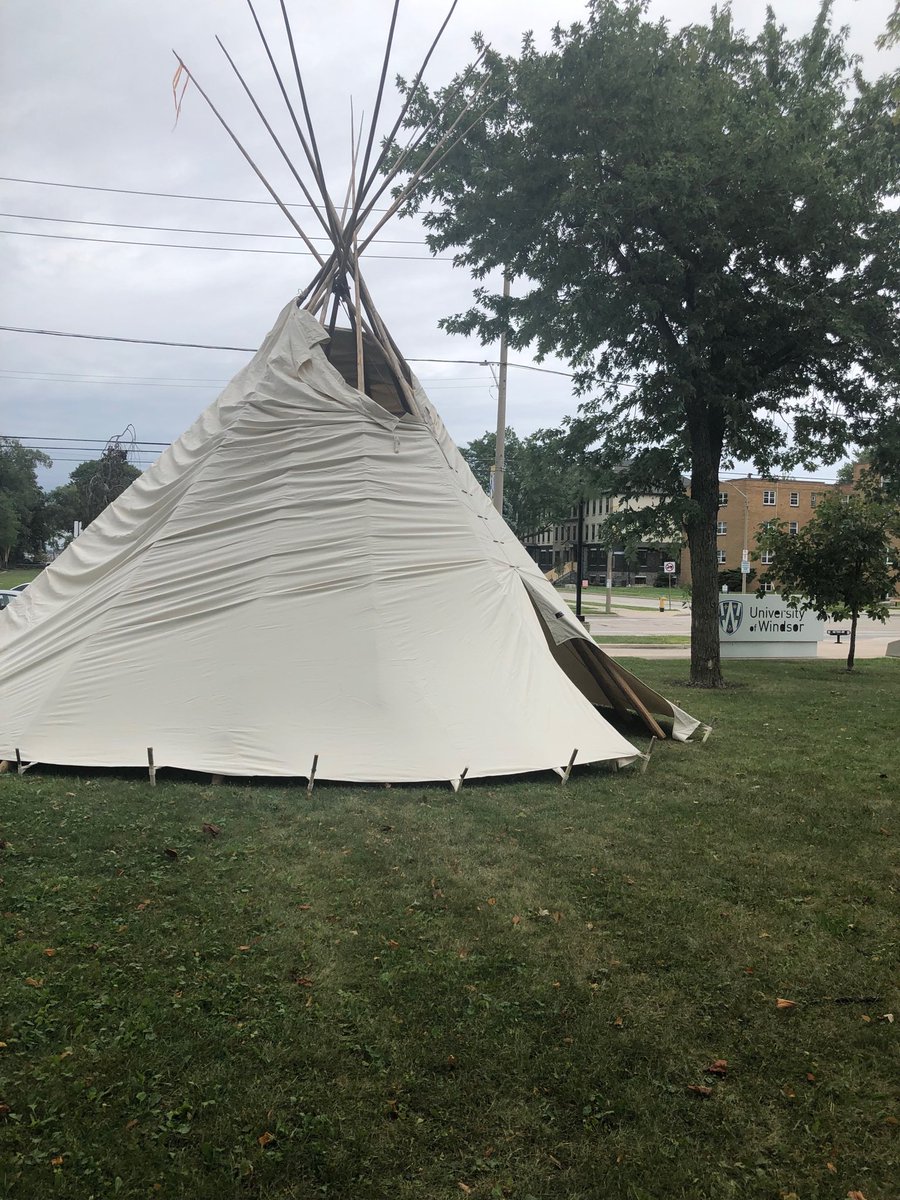 WindsorLawILS's tweet photo. Boozhoo and Welcome to all first year Single and Dual JD ⁦@WindsorLaw⁩ ⁦@UWindsor⁩ students! Orientation Week has begun! https://t.co/b7UWSU0Mof