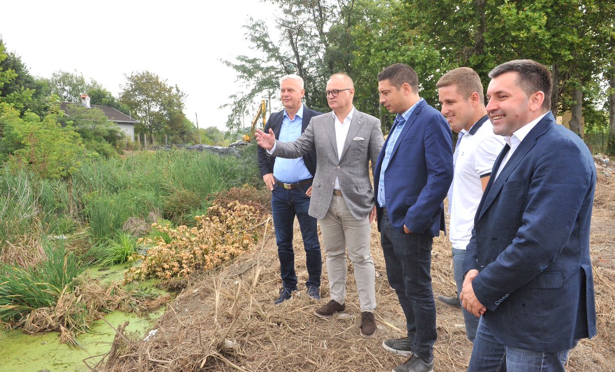 petronijevic_d's tweet image. Обишао сам насеље Котеж и црпну станицу Рева где је отпочело чишћење каналске мреже на левој страни Дунава.Чишћење канала претходи почетку изградње канализације, коју је иницирао и најавио @avucic приликом обиласка и разговора са грађанима након недавних поплава. #kotez #beograd