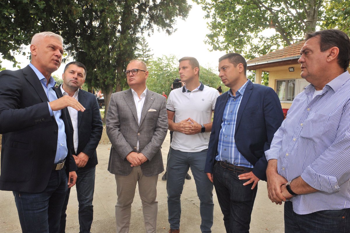 petronijevic_d's tweet image. Обишао сам насеље Котеж и црпну станицу Рева где је отпочело чишћење каналске мреже на левој страни Дунава.Чишћење канала претходи почетку изградње канализације, коју је иницирао и најавио @avucic приликом обиласка и разговора са грађанима након недавних поплава. #kotez #beograd