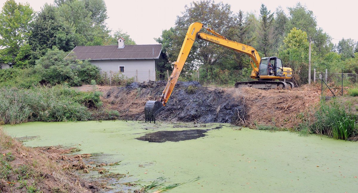 petronijevic_d's tweet image. Обишао сам насеље Котеж и црпну станицу Рева где је отпочело чишћење каналске мреже на левој страни Дунава.Чишћење канала претходи почетку изградње канализације, коју је иницирао и најавио @avucic приликом обиласка и разговора са грађанима након недавних поплава. #kotez #beograd