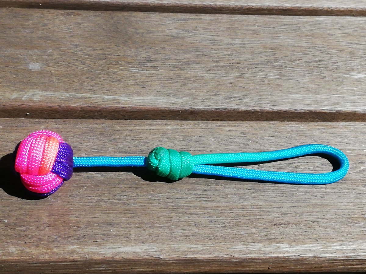 Had a go at making a paracord bracelet today. Made a bit of a fist of it.