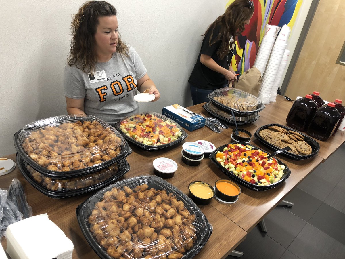 reynahustles's tweet photo. Thank you @jt7terrazas and the Hope City Church community for treating our teachers and staff to Chik-Fil-A today! What a sweet random act of kindness for our Novilleros! ๐ค๐ #FirstDayOfSchool2019 @ParklandMS @catherinedoc12 https://t.co/t9Vrf3hgoQ