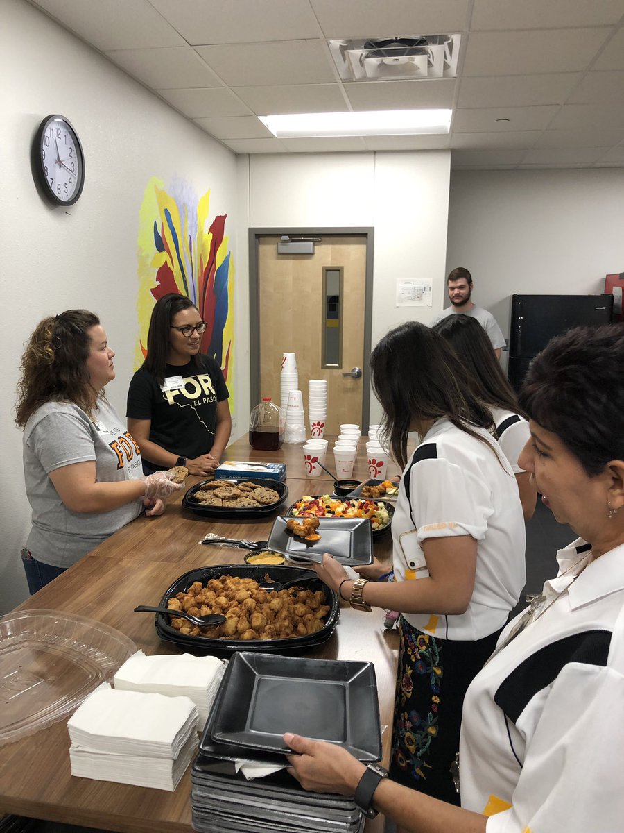 reynahustles's tweet photo. Thank you @jt7terrazas and the Hope City Church community for treating our teachers and staff to Chik-Fil-A today! What a sweet random act of kindness for our Novilleros! ๐ค๐ #FirstDayOfSchool2019 @ParklandMS @catherinedoc12 https://t.co/t9Vrf3hgoQ
