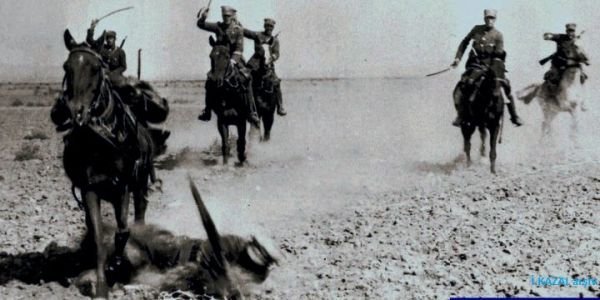 29- Bu nedenle Türk piyadeleri, süvarilerle 9 Eylül 1922’de İzmir’e girdiler. Takipte kat edilen mesafe yaklaşık 450 km.dir. Bu, muharebe ederek her gün üst üste ortalama 50 km. ilerlendiğini ifade eder.