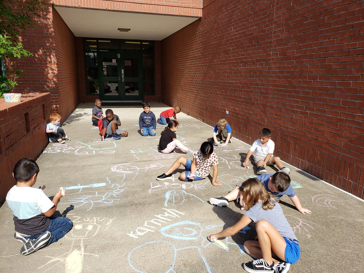 amanda_kabutha's tweet photo. Rainbow writing our names and drawing a self portrait! Always nice to have a lesson outdoors 🥰
 @HumbleISD_HE #namework #Kindergarten https://t.co/YPnGF3DCqI