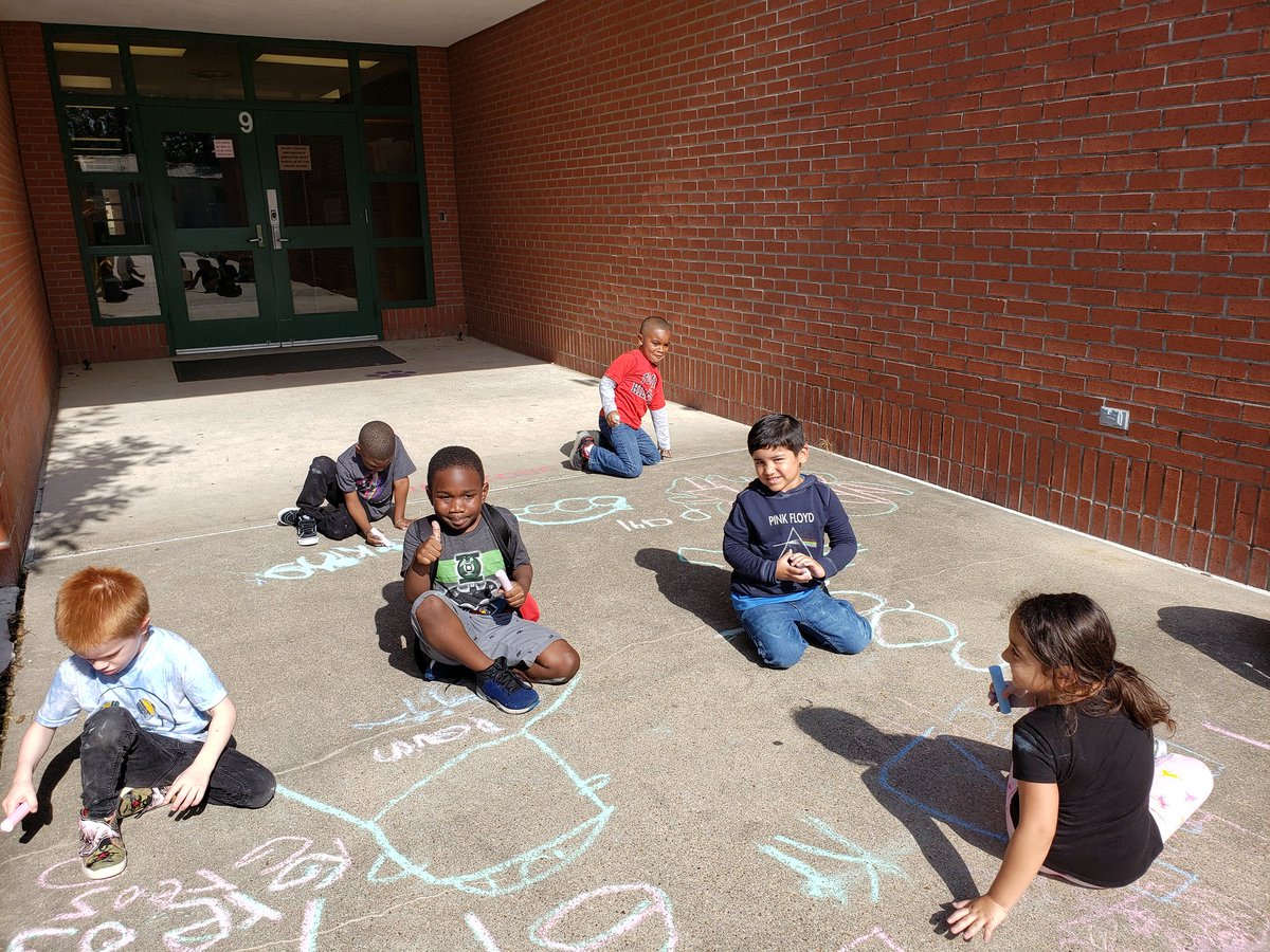 amanda_kabutha's tweet photo. Rainbow writing our names and drawing a self portrait! Always nice to have a lesson outdoors 🥰
 @HumbleISD_HE #namework #Kindergarten https://t.co/YPnGF3DCqI