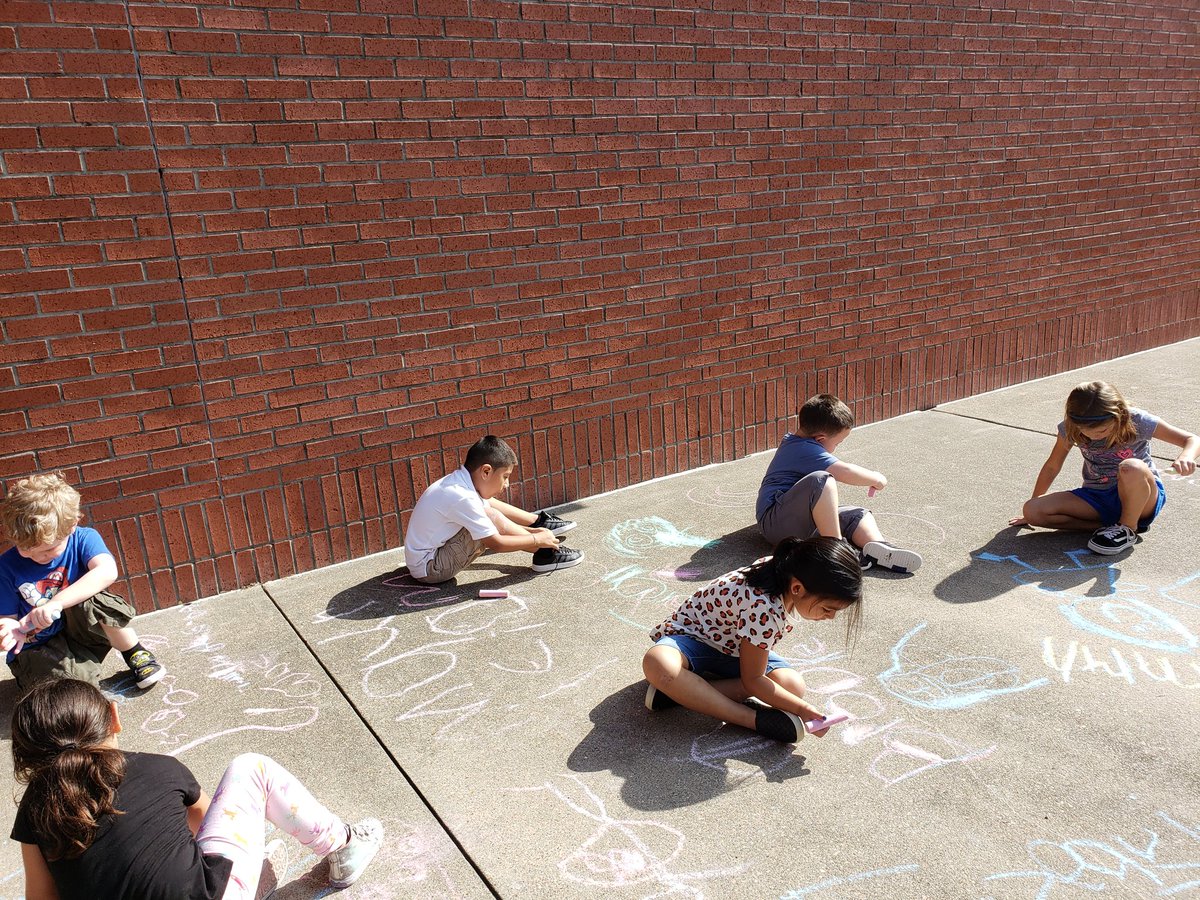 amanda_kabutha's tweet photo. Rainbow writing our names and drawing a self portrait! Always nice to have a lesson outdoors 🥰
 @HumbleISD_HE #namework #Kindergarten https://t.co/YPnGF3DCqI