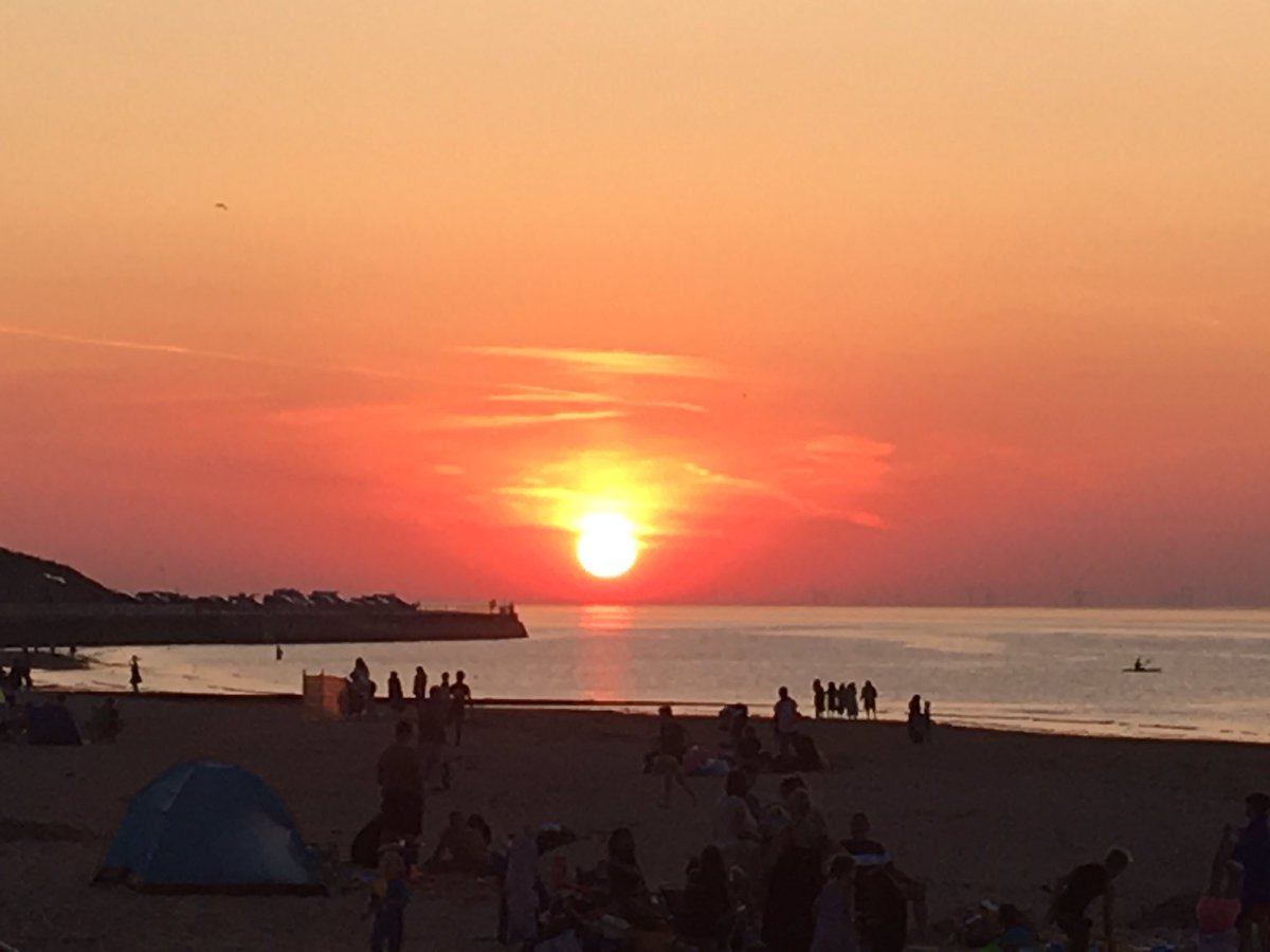 TQ0000's tweet photo. Cracking sunset ... Westbrook Bay. @VisitThanet https://t.co/WRuL9yXv7f