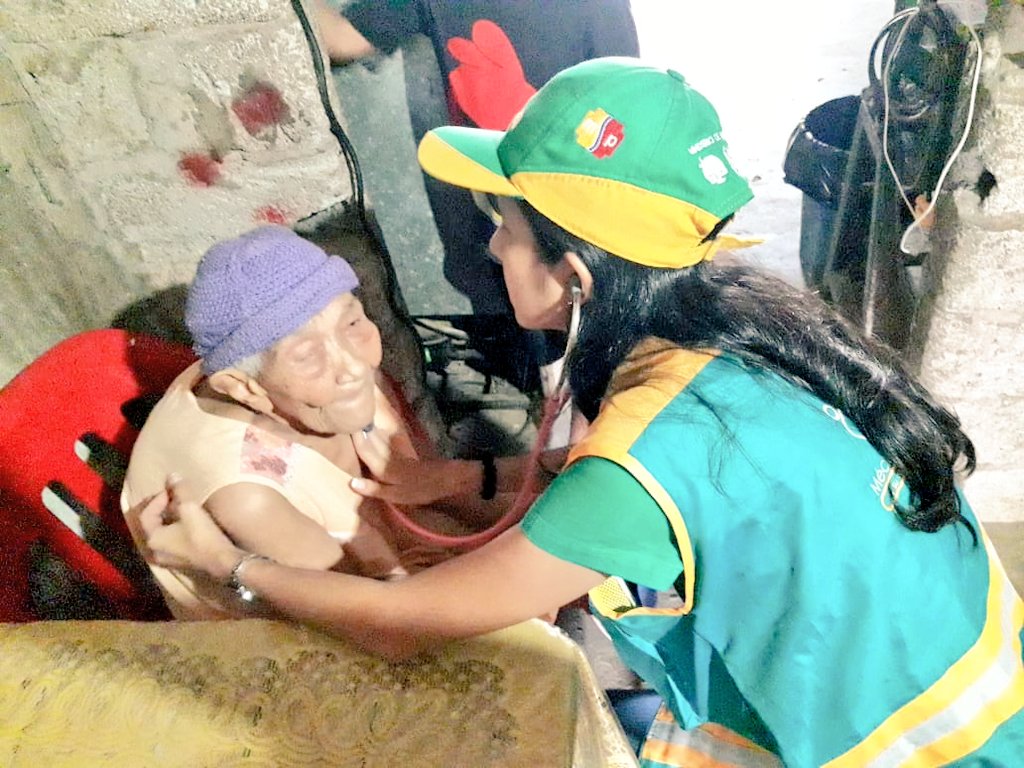 DPS_LosRios's tweet photo. #LosRíos || #MédicoDelBarrio visita a la señora Ana Maria Teran de 96 años, en el recinto Salampe del cantón Urdaneta, para brindar una atención médica personalizada en la comodidad de su hogar, acercando los servicios a la comunidad y captando grupos vulnerables. https://t.co/wBsk1zSJW7