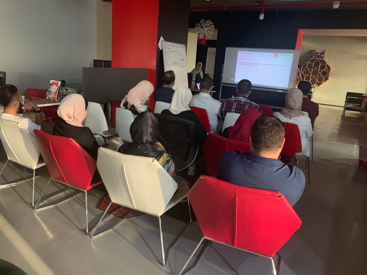 Our first session about #MachineLearning by <a href="/AmandaShiga/">Amanda</a> 
We are glad to sponsor and host this amazing event
#SugJo #Sitecore
