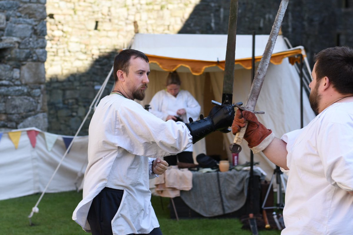 Day Two at <a href="/cadwwales/">Cadw</a> @Harlech_Castle with the <a href="/ArdudwyKnights/">ardudwy knights</a>! #bankholidaymonday #livinghistory #photography