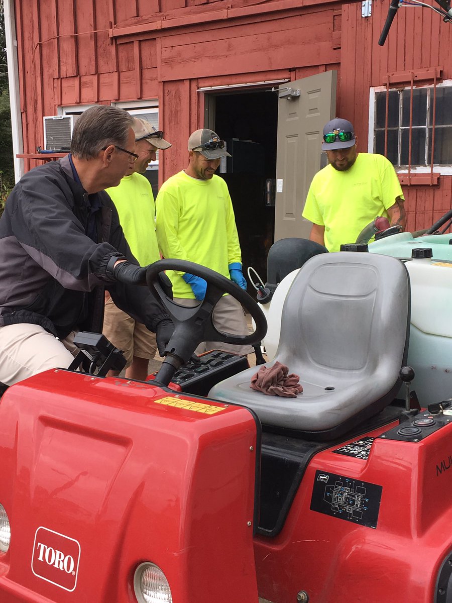 TurfEquipCullen's tweet photo. Another sighting of #TheProfessor. Nobody and I mean NOBODY does it better then Nedin. Another extremely satisfied customer @TurfEquipSupply @TurfEquipCullen  #sprayertraining https://t.co/0GZdaZcdBh