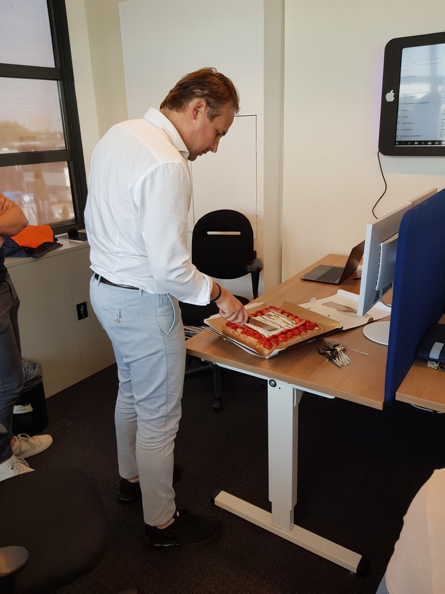 OutSmartfs's tweet image. Vanochtend zomaar ineens een taart bij de post! Super leuk om deze taart, als blijk van waardering voor de inzet en succesvolle samenwerking, te mogen ontvangen. Bedankt @CombiDeurenBV
P.S. de taart was erg lekker 🙂
#waardering #taartcadeau #samenwerking #digitalisering