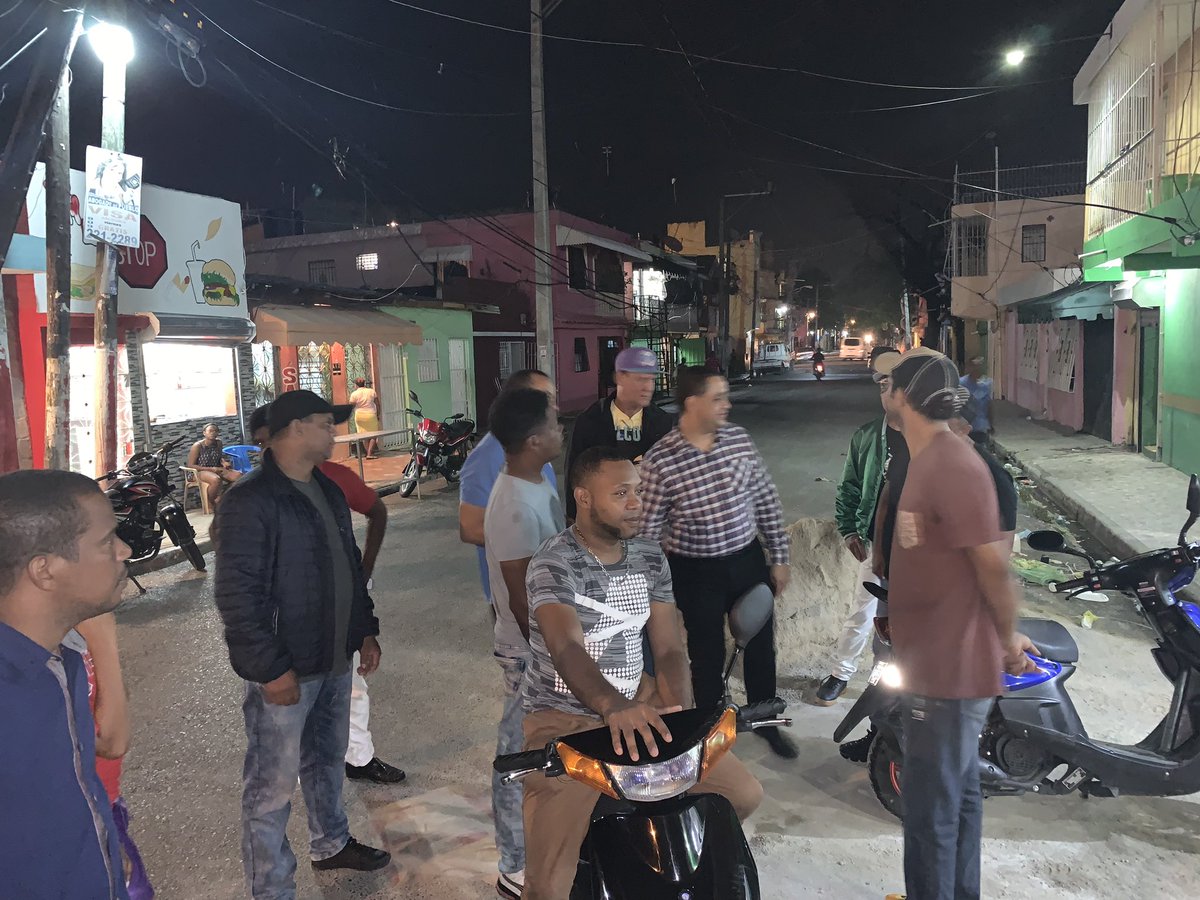 ferreras_carlos's tweet photo. En recorrido con @johnreinoso23 y #Arturito en #EnsCapotillo Recibiendo el apoyo de algunos vecinos y comerciantes.Gracias por el apoyo a @ReynosoEugenio #ElRegidorQueMasTrabaja y a un servidor #CarlosFerreras #ElDiputadoDeLa3DN #SangreNueva @yanetortiz04 @GriMejia @Elcompaero1 https://t.co/eZBn2qEiLS