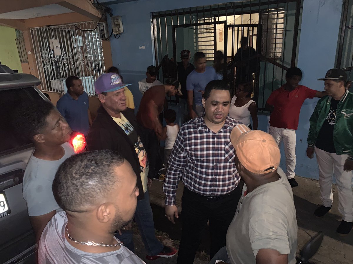 ferreras_carlos's tweet photo. En recorrido con @johnreinoso23 y #Arturito en #EnsCapotillo Recibiendo el apoyo de algunos vecinos y comerciantes.Gracias por el apoyo a @ReynosoEugenio #ElRegidorQueMasTrabaja y a un servidor #CarlosFerreras #ElDiputadoDeLa3DN #SangreNueva @yanetortiz04 @GriMejia @Elcompaero1 https://t.co/eZBn2qEiLS