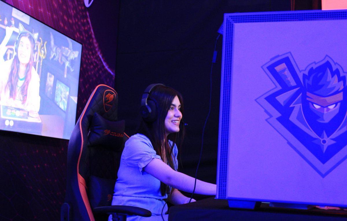 MoReNaXo18's tweet photo. @EpsylonCat espero que hayas disfrutado de tu paso por #ComicConPanama2019 un placer conocerte, agradecido con todo tu apoyo y tu humildad. 
Hasta la Próxima 🙋🏾‍♂️

#Gamer #streaming #streamers #gamergirls #GamerLife https://t.co/q1Ecut3wMy