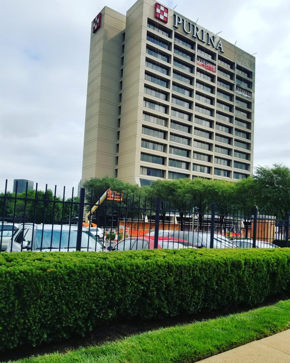 The rain has moved out and we're ready for lunch!
#stl #stleats #Lunchtime #foodtruck #foodtruckstl #sausages #handmade #MondayMood