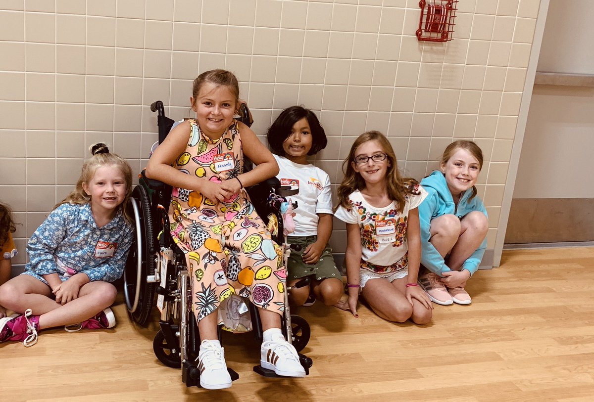 waynewoodes's tweet photo. All smiles at Waynewood today! #firstdayfairfax @FCPSR3 https://t.co/zK75hbuVlH