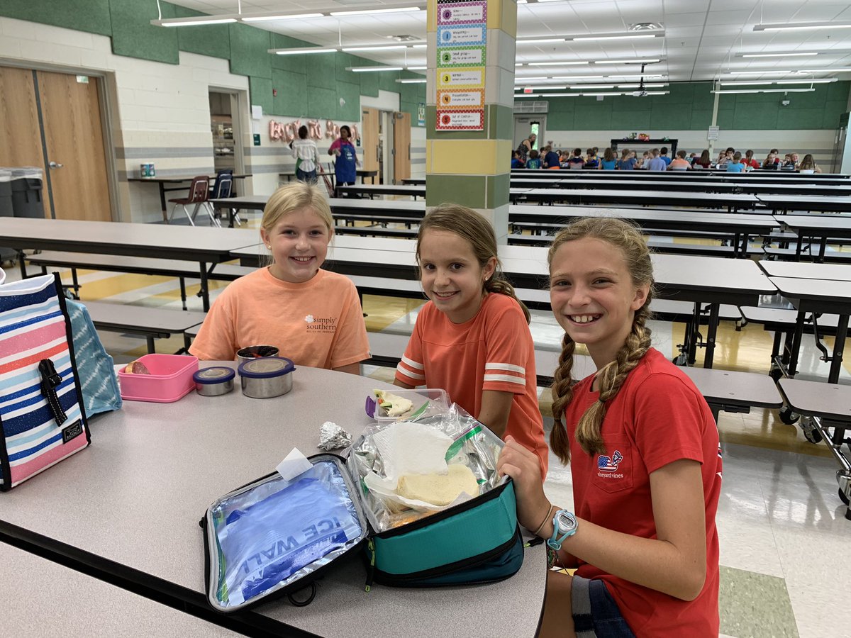waynewoodes's tweet photo. All smiles at Waynewood today! #firstdayfairfax @FCPSR3 https://t.co/zK75hbuVlH