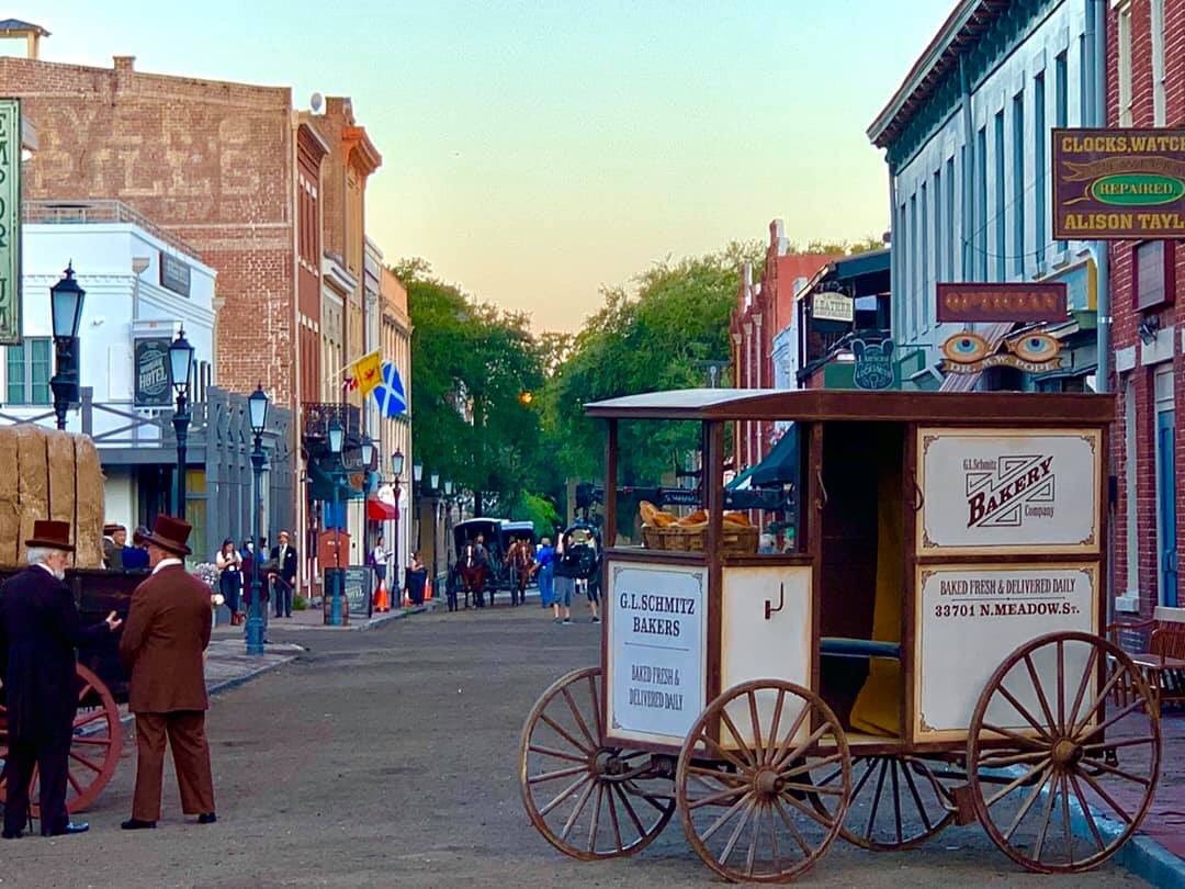 I always love seeing all the movie sets in downtown Savannah! 🎥

Thanks to WTOC photographer Dan Scott for this picture!