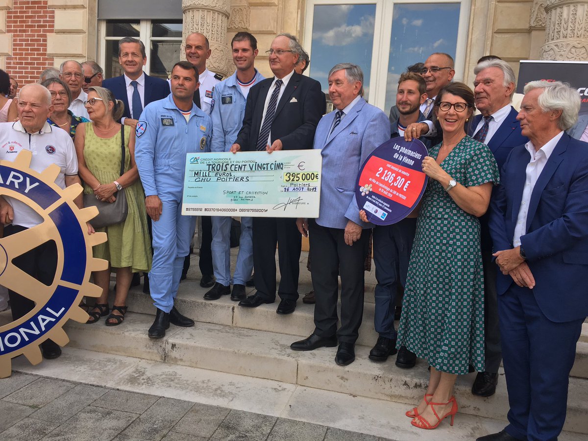 departement86's tweet photo. [🏎 #Sport] Remise du chèque de 325 000€ et de la pièce de 2136,40€ au @CHU_de_Poitiers récoltés lors du 25e @500Ferrari.
🎤 @brunobelin « Je veux vous témoigner ma plus grande admiration. »
Les dons financeront 6 projets de recherche contre le cancer présentés en mai dernier. https://t.co/wu9lPAd7vl