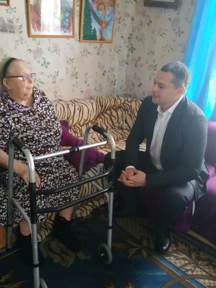 Глава района <a href="/Medvedev__VM/">Медведев Владимир</a> побывал в гостях у ветерана Великой Отечественной Войны Анны Васильевны Рябовой, коренной жительницы села Ягодное. Во время теплого общения она поведала ему свою историю.