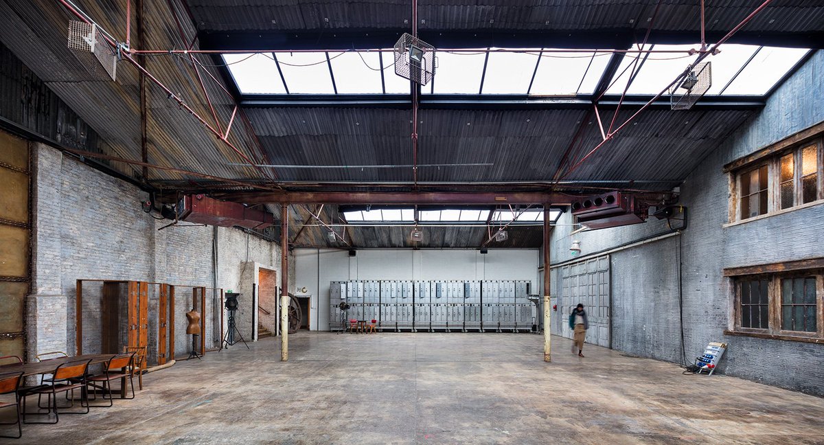 LocalityLtd's tweet image. Wonderful warehouse location for filming, photography, events and launches, with drive-in access. Amazing textures, giant shutter, skylights, courtyard and plenty of parking! Search for location 3037 on our website or get in touch with the team on 020 7812 9144 .