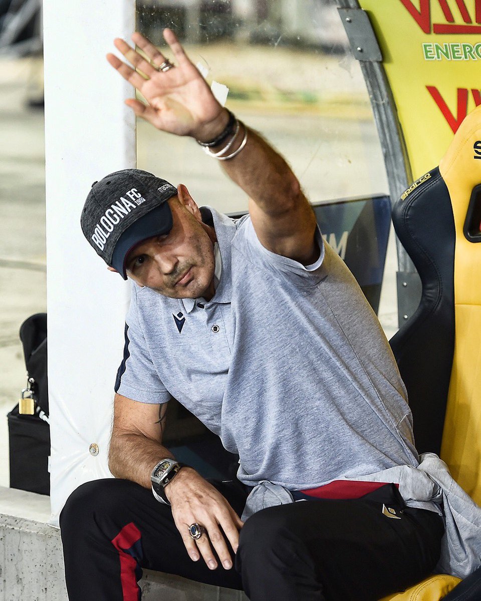 ClubWeFC's tweet photo. L’entraîneur de Bologne, Sinisa Mihajlovic, se bat contre une leucémie depuis maintenant 6 semaines. 
Il a tenu à être présent au bord de la pelouse hier pour coacher son équipe à Vérone, avant de retourner à l’hôpital après la rencontre. 🙏🏻👏🏻 https://t.co/IbiDNRPiRp