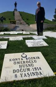 Şu topraklar, zümrüt ovalar, dağlar, denizler, bu cennet vatan bizimdir diyorsak,özgürce nefes alabiliyorsak, nemiz varsa; Zafer Haftası'nda bize o eşsiz destanı armağan ederken şehit düşen kahramanlara borçluyuz.
Aziz hatıraları önünde saygı, minnet ve rahmetle eğiliyorum.