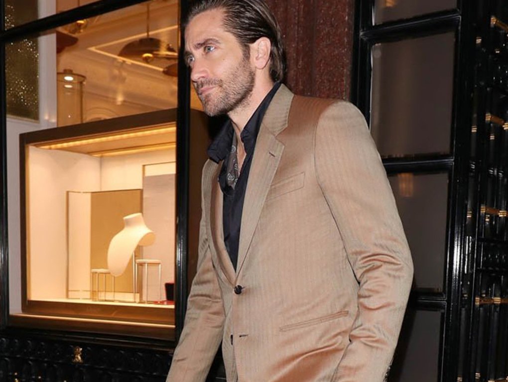 Brioni on X: #JakeGyllenhaal spotted in London wearing a #Brioni bespoke  Solaro suit, midnight blue silk shirt and silk scarf #TailoringLegends   / X