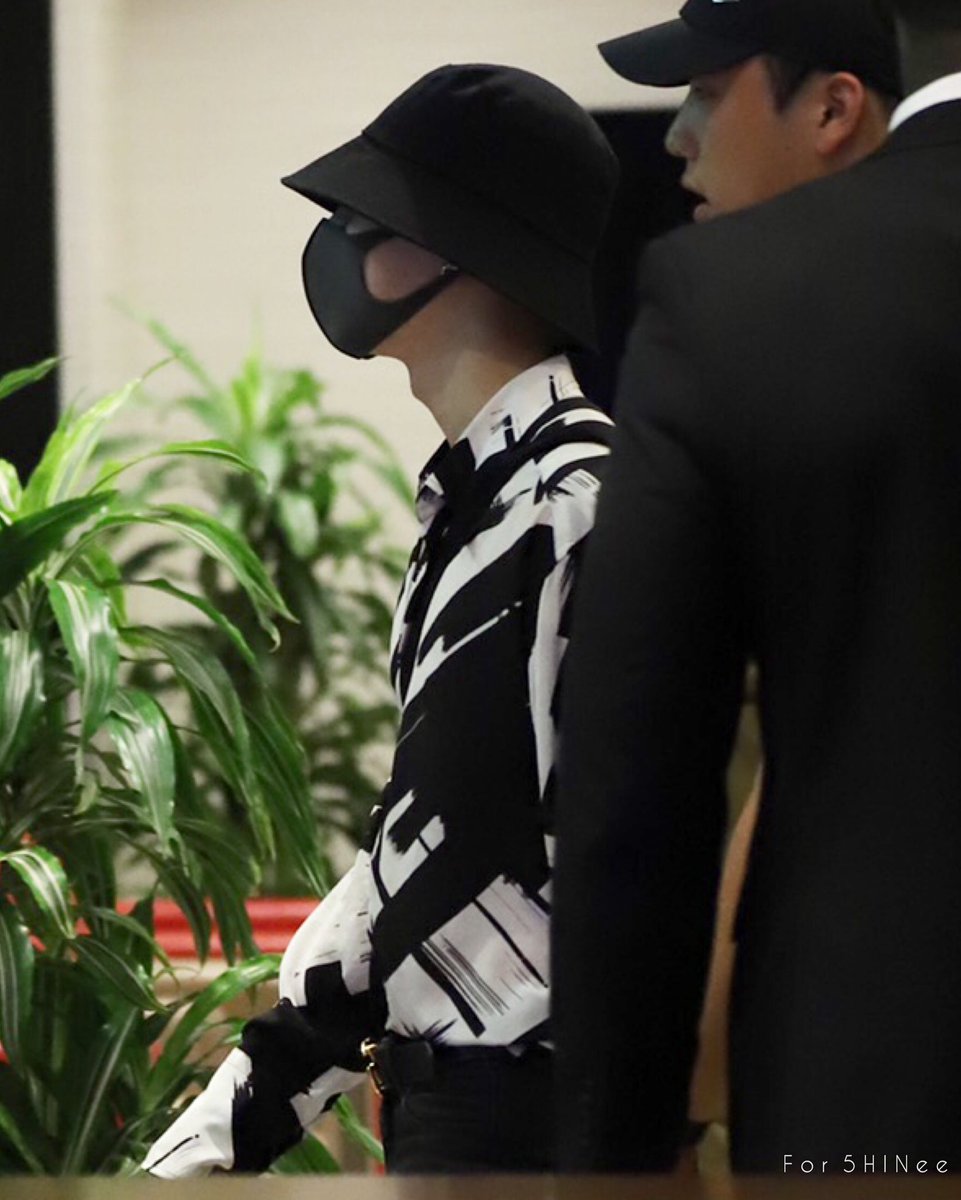 For5HINee's tweet photo. [190826] 두바이공항 입국
#TAEMIN #태민 #テミン

두바이에서 좋은 추억 많이 만드길 바래💕 https://t.co/Ao5wuLVjNe