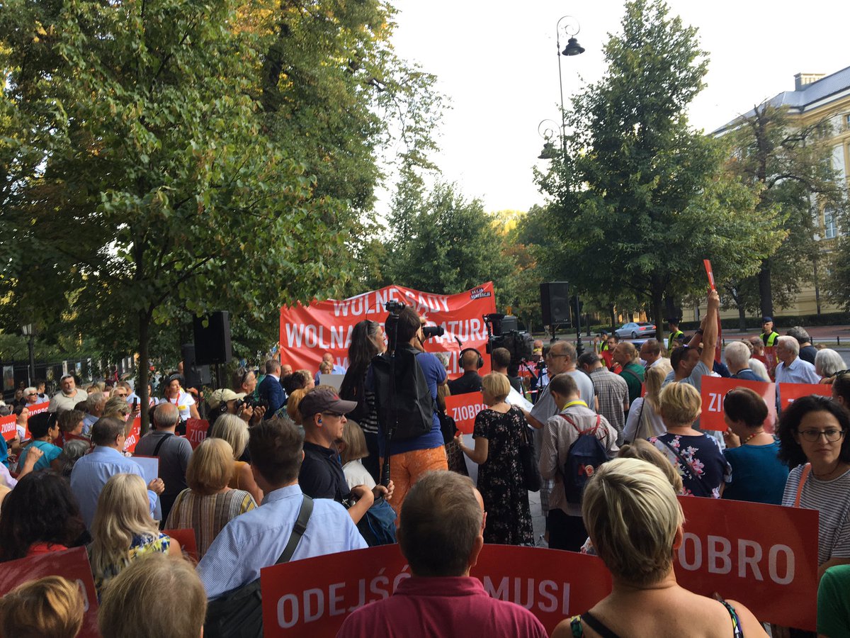 oko_press's tweet photo. „#Ziobro musi odejść”. Demonstracja @AkcjaDemokracja pod kancelaria @PremierRP https://t.co/dHmMYvFwV8
