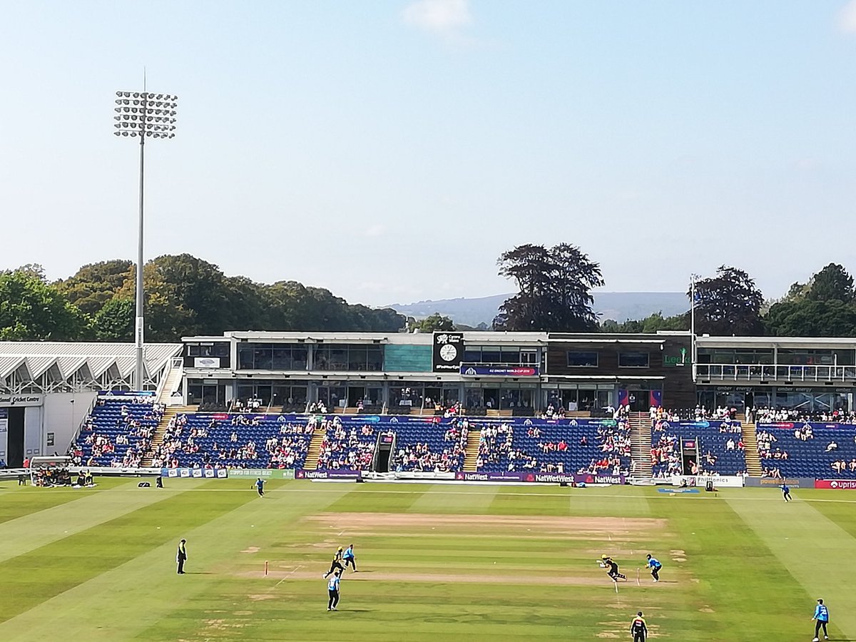 Absolute carnage. Glamorgan's 174 didn't look like enough on a pitch that made the M4 look rough. Carey 61 tore the bowling apart and Evans 45* finished the job. Probably more than I've seen them get in the Championship for a couple of years too.😆. 🦈🦈🦈#GOSBTS