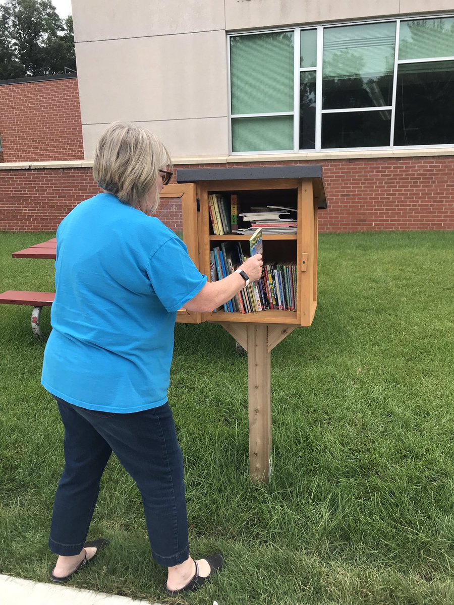 CAndersonGL2's tweet photo. Grizzlies love to read so check out the Little Free Library at Glen Lake! @GlenLakeGrade2 @GlenLake270 #GLHUNTS https://t.co/GJ1DSgfD5R