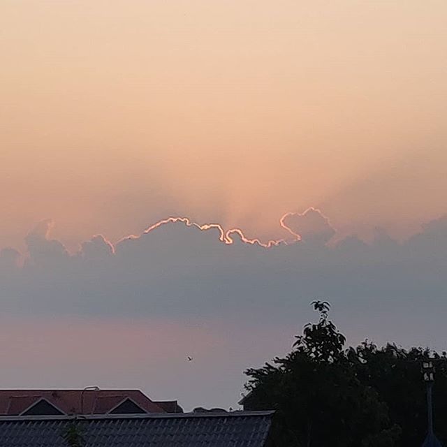 Decided to go to work at just the right moment this morning.

#monday #morning #goingtowork #clouds #sun #sunrise #sunrays #amatuerphotography #amatuer #photography #oneplus6 #nofilter ift.tt/2HtDTOW