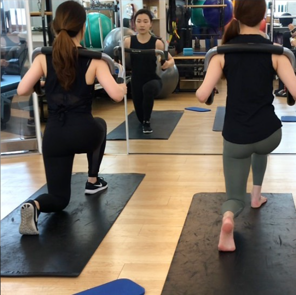 STOTT_PILATES's tweet photo. A lunge with the #HaloTrainerPlus will not only increase load, but it will also challenge your balance. Participants at Merrithew™ Host Training Center @WITHPILATES have great form while performing this exercise. https://t.co/MjPozvY4yq