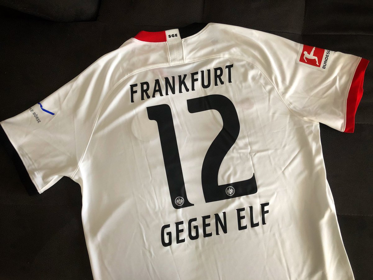thomas_seibert's tweet photo. Und "schwarz - weiss - rot... das sind unsere Farben"

#SGE
#BasDa https://t.co/dCRKaftcoB