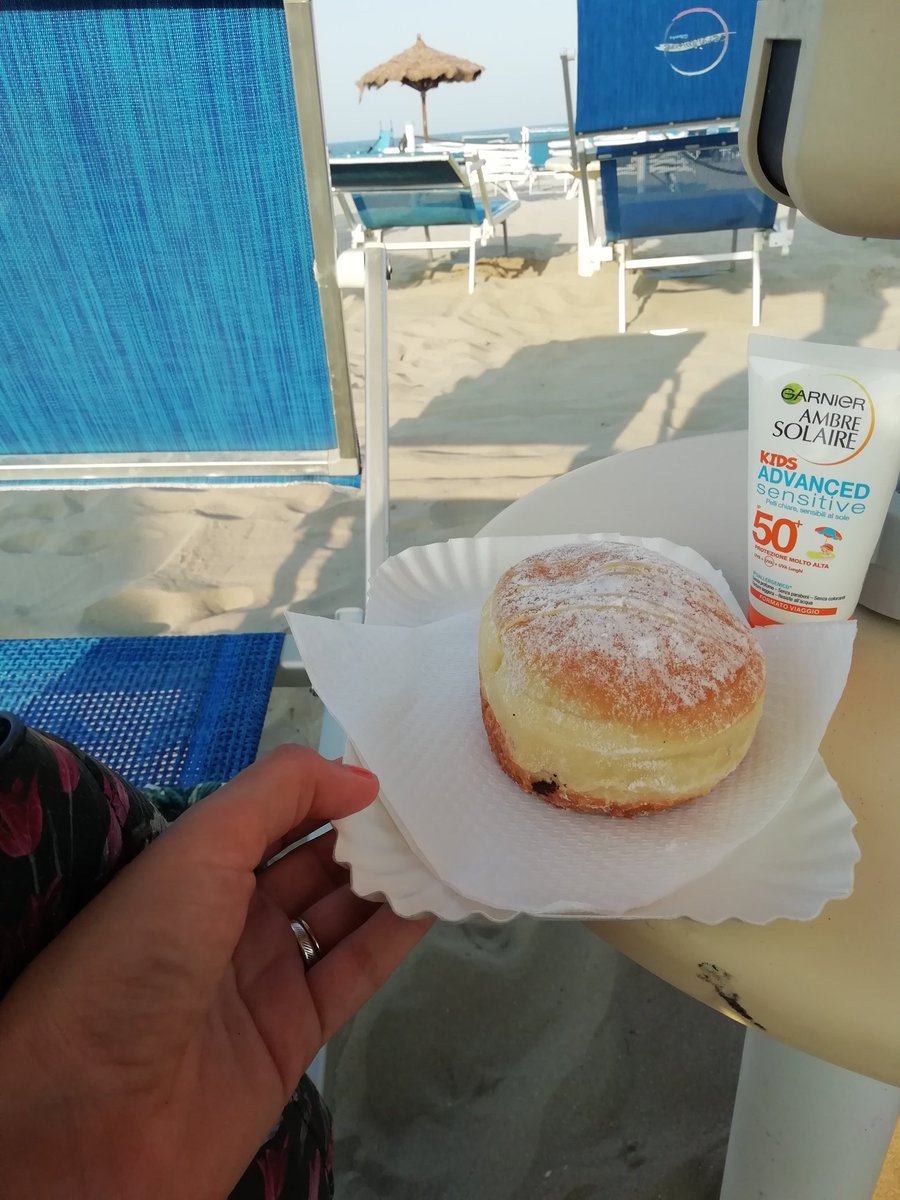 fin_veronica's tweet image. La sana e genuina merenda... 😋😋😋😋 #bombolone alla crema di pistacchio