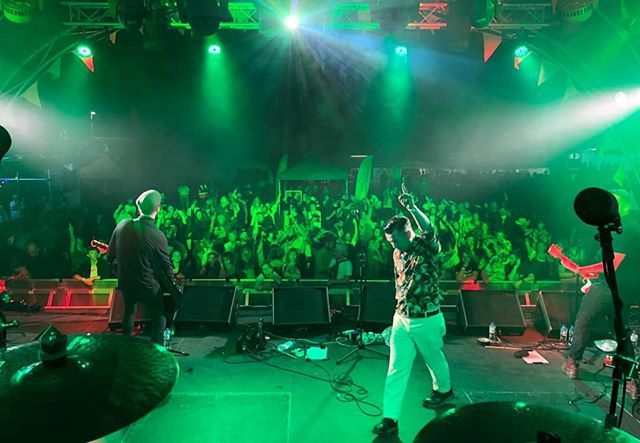 Vale Earth fair was smashing, lovely hosts and sick bands 🤙 Thanks so much for having us <a href="/valeearthfair/">Vale Earth Fair</a>
°
°
°
#thekingblues #blackstaramps #gordonsmithguitars ift.tt/2HFMajd