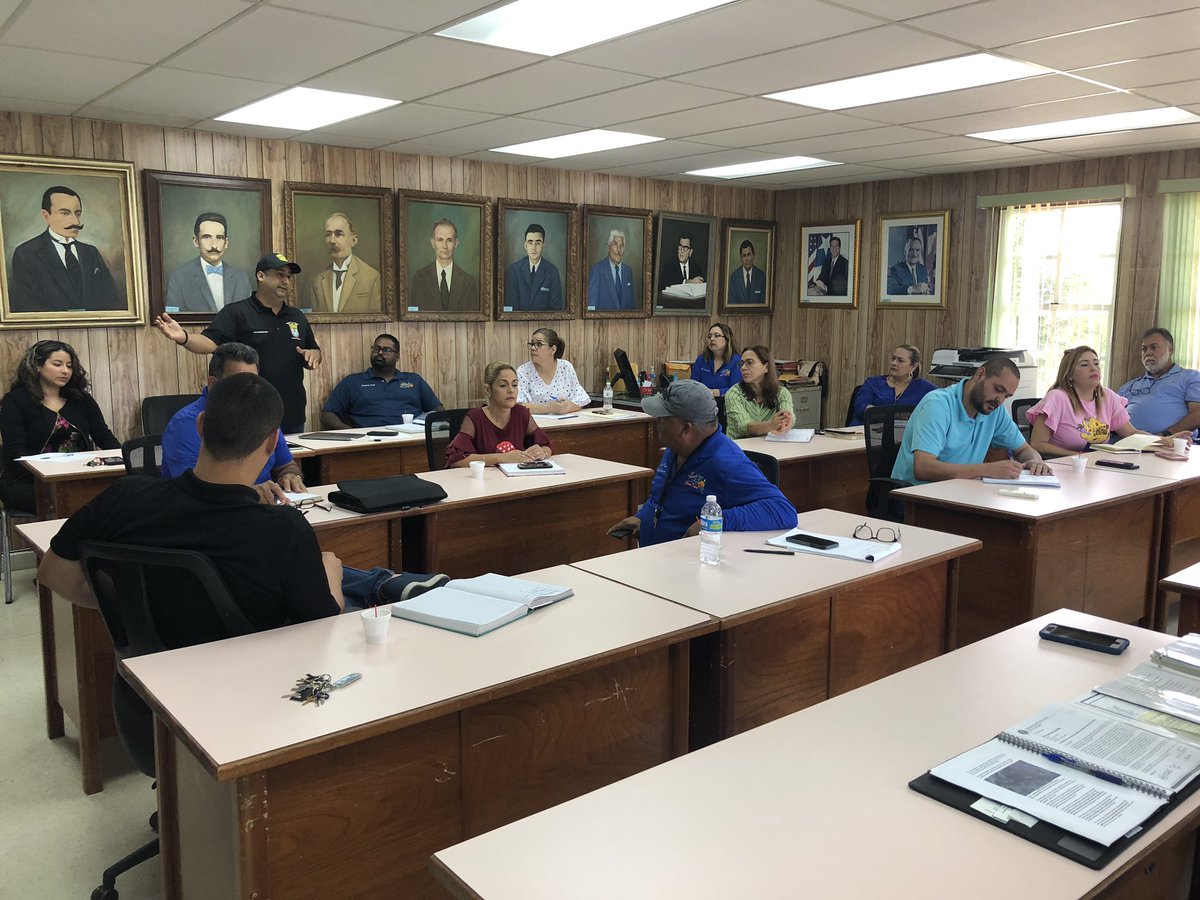 EdwinAlcaldeLM's tweet photo. En horas de la mañana, reunido con mi equipo de trabajo ultimando detalles ante el posible paso de la Tormenta Dorian. Nos mantenemos pendientes a los boletines oficiales. https://t.co/nZxIPRTLz7