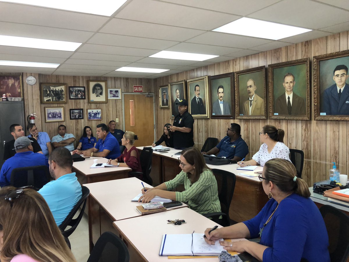 EdwinAlcaldeLM's tweet photo. En horas de la mañana, reunido con mi equipo de trabajo ultimando detalles ante el posible paso de la Tormenta Dorian. Nos mantenemos pendientes a los boletines oficiales. https://t.co/nZxIPRTLz7