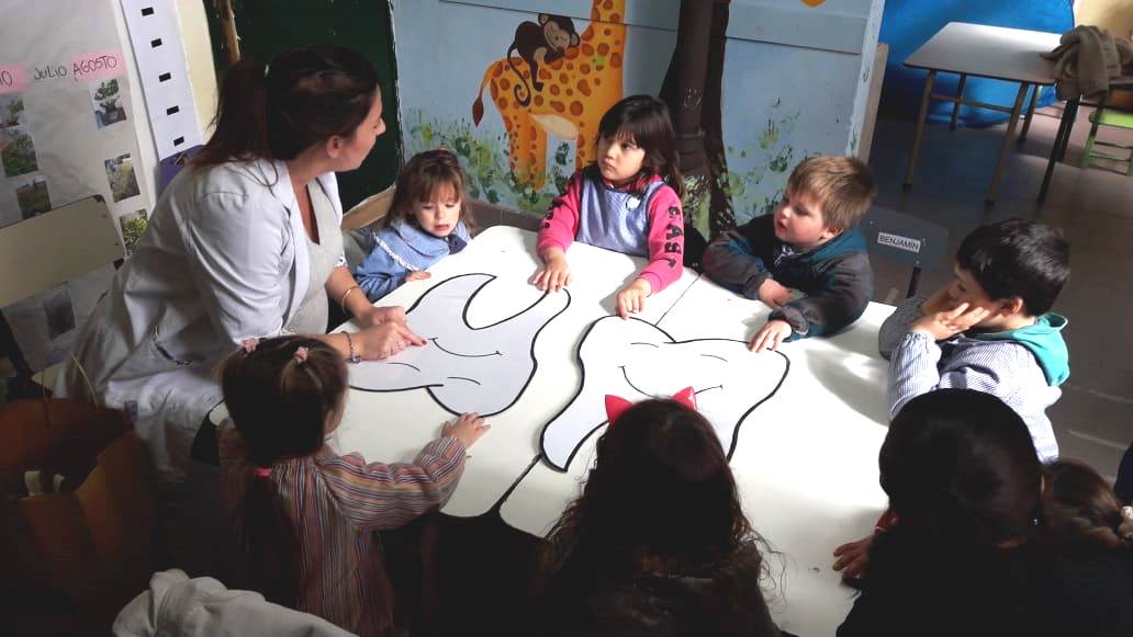 accionONGD's tweet photo. 📣 @accionONGD inició #SonrisasBrillantes: un programa que busca promover buenos hábitos de higiene dental en niños de 2 a 8 años. Enterate de qué se trata en esta entrevista a la odontóloga Daniela Fernández Cicili 👉 https://t.co/5ItLX588Fz https://t.co/yn26EhMRna