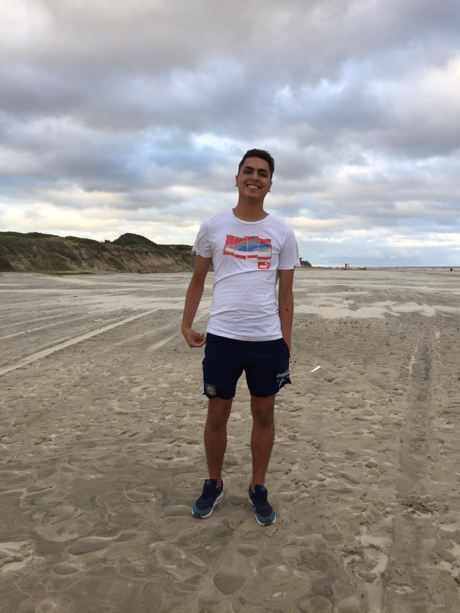 marcos_ledesma's tweet photo. Él es @FaacuVillarreal un joven adinerado amante de la naturaleza, que para protegerla, ha comprado 3 aviones hidrantes para ayudar a parar el incendio del amazonas.

Como no es Messi ni Ronaldo sé que no lo vas a compartir.

🇦🇷FACUNDO VILLARREAL -  ORGULLO ARGENTINO🇦🇷 https://t.co/1iI5rxuy2N