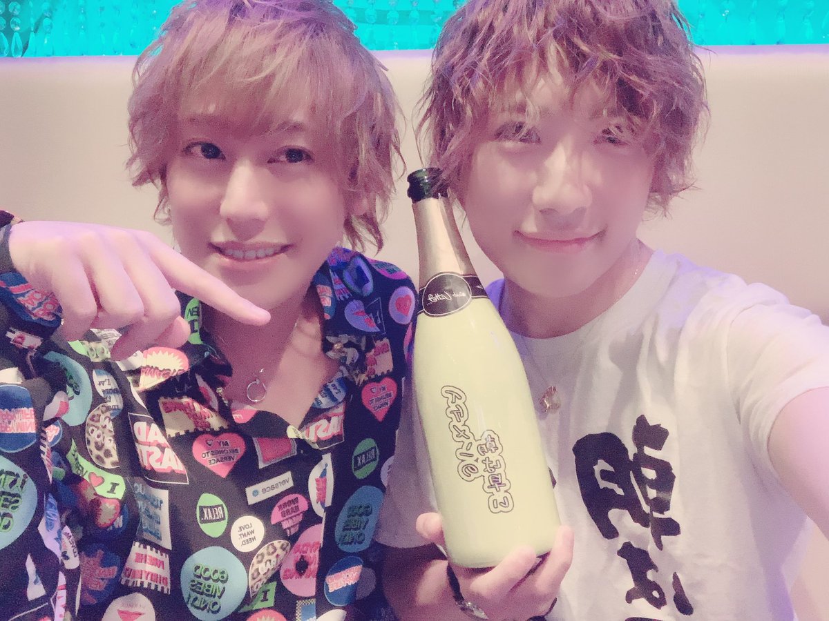 ここりく 先日のロジャー紅白に 本日姫杞支配人の昇格祭オリシャン ありがとうございました W 人生どのタイミングで何があるかわからないけど 大事なのは常に チャンスを掴む姿勢でいるかどうか 姫杞くんおめでと