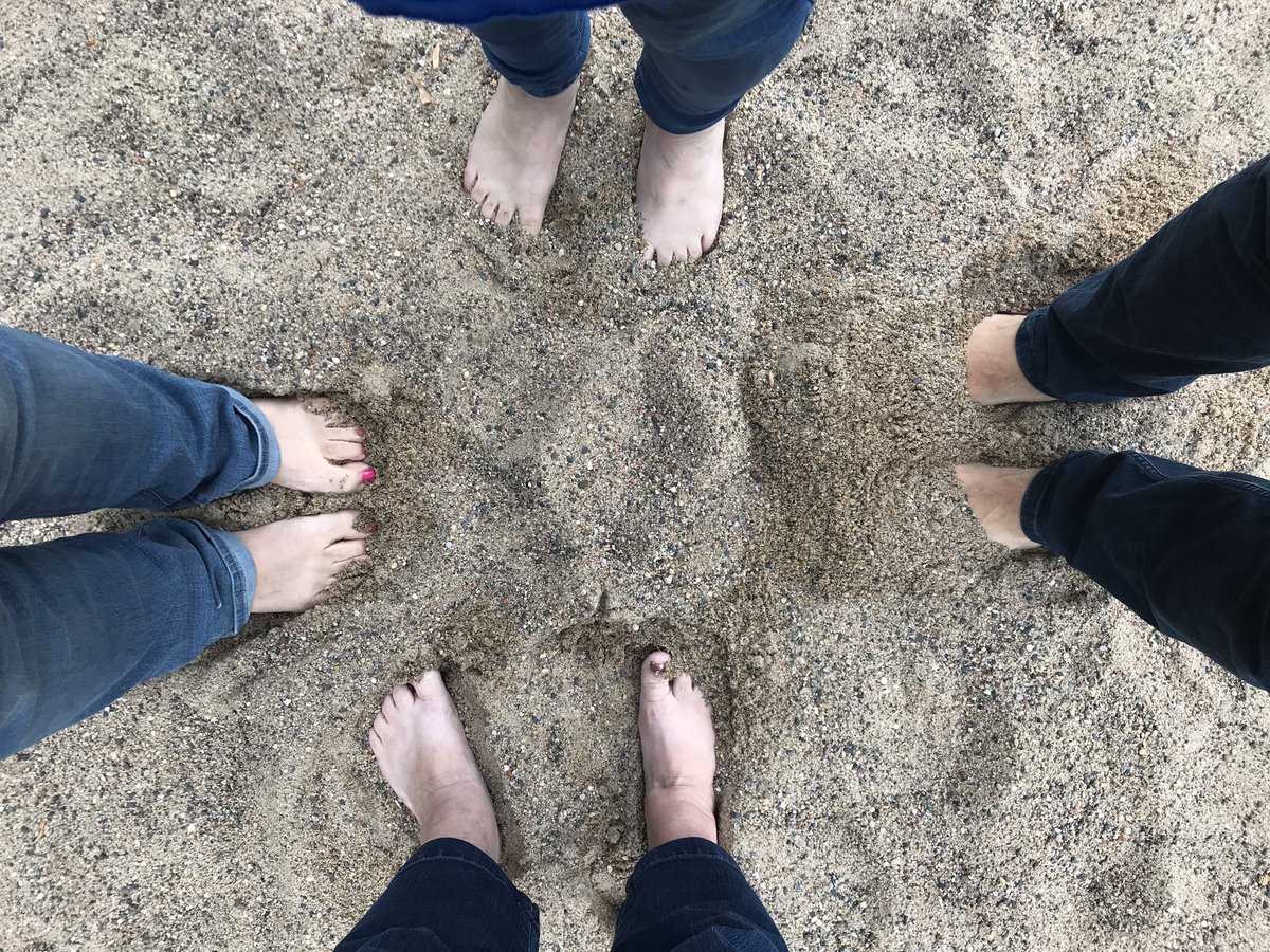 CAndersonGL2's tweet photo. Got our feet in the sand... @GlenLakeGrade2 @GlenLake270 #GLHUNTS https://t.co/3KucH03pho