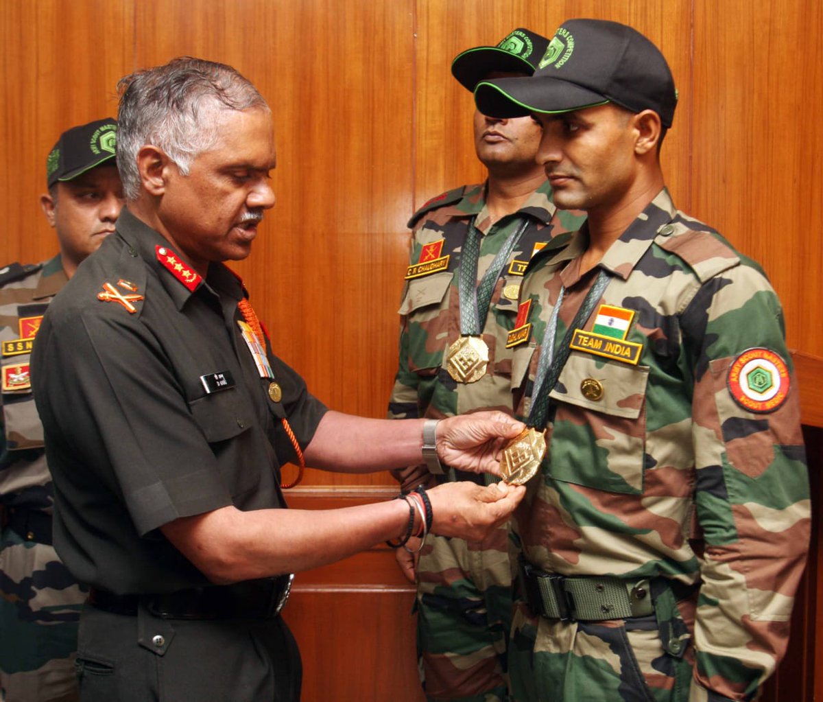 Aghori_Hu's tweet photo. Professionalism is hallmark of 
#IndianArmy.की पहचान है। आज #लेफ्टिनेंट_जनरल D Anbu #VCOAS भारतीय टीम की सराहना की जिसने अंतरराष्ट्रीय सेना स्काउट मास्टर्स प्रतियोगिता 2019 में स्वर्ण पदक और विजेता ट्रॉफी जीती। #Jaiselmer #ScoutMastersCompetition https://t.co/6P4cOGFoJU