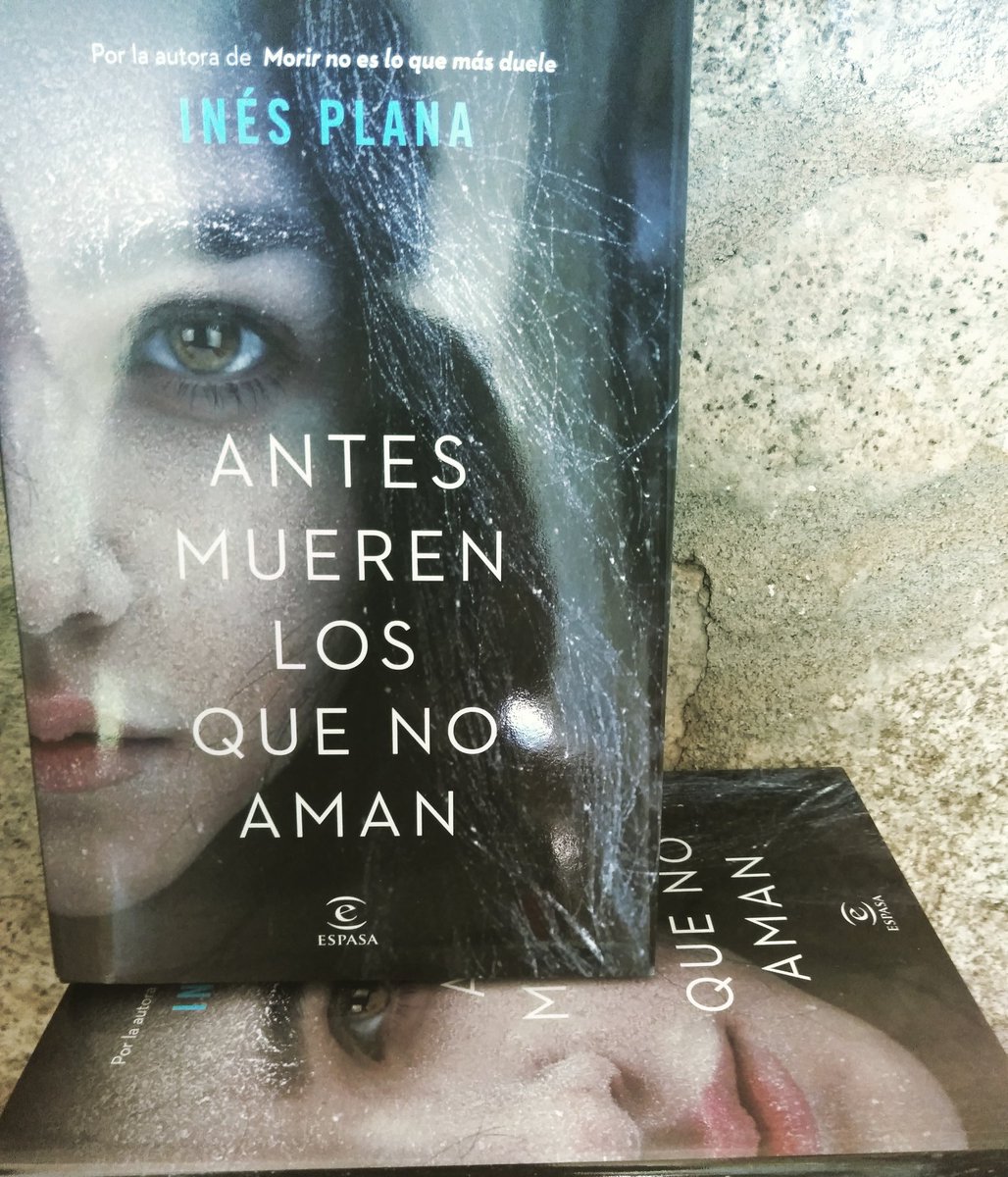 Celebración con champán en casa: me han llegado los primeros ejemplares de "Antes mueren los que no aman". Ha sido inesperado, iban a llegar la semana que viene, pero <a href="/editorialespasa/">Editorial Espasa</a> me da estas alegrías. Yo siempre tengo un cava disponible (los me conocen lo saben) Sigue...