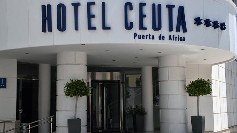 YussefMMohamed's tweet photo. Un alto cargo del @ppdeceuta propone a #suPrimo(sin experiencia en el sector hotelero) para gestionar el hotel de la cuidad. Vamos, que se va a endosar 50mil€/año por ser el #PrimoDe. Pues bien,el @MDyC_CEUTA no lo va a permitir y seguro que el resto de la oposición tampoco. https://t.co/zhyMyjUdaM